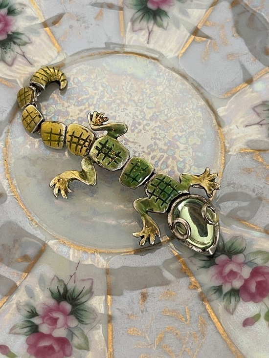 Chico's Jewelry - Vintage Chico’s Articulated Glitter Enamel Gecko Lizard Brooch